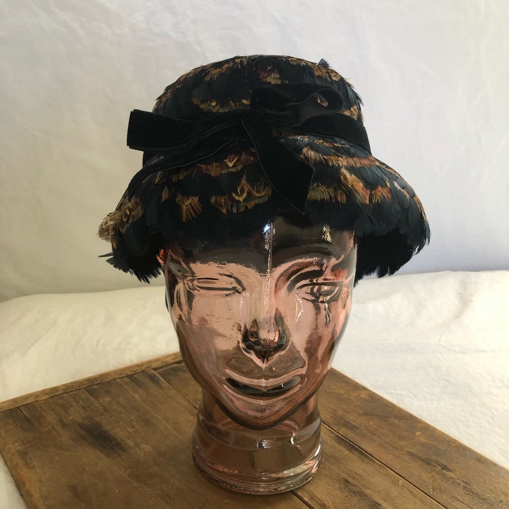 VINTAGE/ “Lane Bryant” feather + velvet hat - Picture 2 of 5